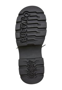 Zwarte rubberen zool met een geribbeld patroon voor grip, met "BUFFALO" erin gedrukt en aanvullende merkdetails.