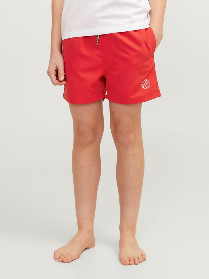 Pantaloni da bagno rossi con vita elastica, tasche laterali e un piccolo dettaglio del logo. Realizzati in tessuto leggero e ad asciugatura rapida.
