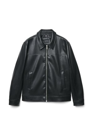 Schwarze Kunstlederjacke mit Frontreißverschluss, zwei seitlichen Taschen und klassischem Kragen, flach auf einem weißen Hintergrund liegend.