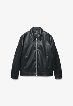 Giacca in ecopelle nera con cerniera frontale, due tasche laterali e collo classico, distesa su uno sfondo bianco.