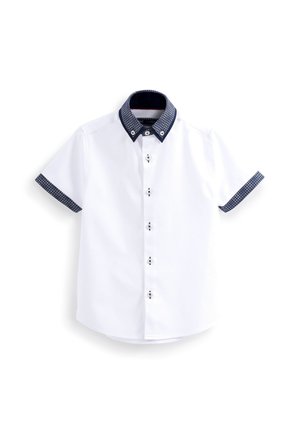 Chemise blanche à manches courtes boutonnée avec col et poignets à motifs bleu foncé sur fond blanc.