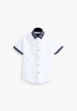 Chemise blanche à manches courtes boutonnée avec col et poignets à motifs bleu foncé sur fond blanc.