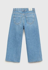 Jeans lejere din denim albastru deschis, cu margine desfăcută, două buzunare spate și o etichetă la talie, evidențiind o finisare cu textură netedă.
