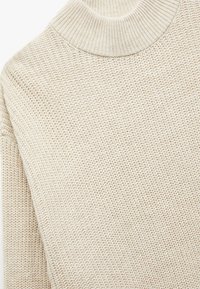 Hellbeige gestrickter Pullover mit hohem Rippkragen, strukturiertem Stoff mit offenem Gewebemuster und lässiger Passform.