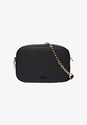 Borsa a tracolla nera realizzata in materiale testurizzato, dotata di una tracolla in catena dorata e logo in rilievo. Forma rettangolare con chiusura a zip.