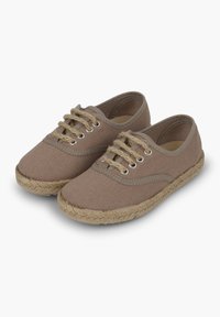 Bruine canvas schoenen met een ronde neus, voorzien van gevlochten jute zolen, een veterontwerp met zes oogjes en contrasterende stiksels.