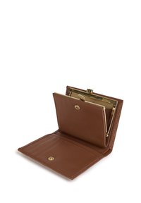 Portafoglio in pelle marrone con una cornice dorata, dotato di chiusura a scatto, slot per carte e interno testurizzato. Design compatto e pratico.