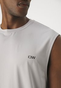 ICANIWILL STRIDE SLEEVELESS MEN - Viršus - light blue