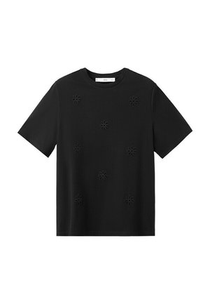 Crna kratka majica s uzorkom reljefnih cvjetnih motiva ravnomjerno raspoređenih sprijeda.