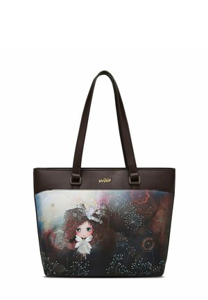 Tragetasche mit braunem Kunstlederoberteil und dekoriertem Stoffunterteil, das eine Charakterillustration vor einem dunklen Blumenhintergrund zeigt.