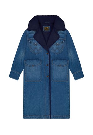 Denimjakke med en mørk blå lammepelskrage, lange ermer, to brystlommer og to større frontlommer. Har knappeåpninger.