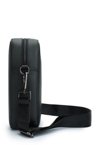 Borsa a tracolla in ecopelle nera con forma rettangolare, chiusura con zip e tracolla removibile, caratterizzata da dettagli in metallo lucido.