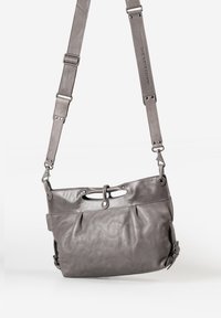Grijze leren schoudertas met een gestructureerde afwerking, een bovenopening die wordt beveiligd door een toggle, een verstelbare band en een zijvak met rits.
