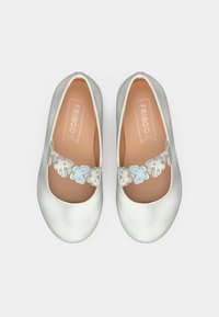 Ασημένια μπαλαρίνες με λεία υφή και στρογγυλερό μύτη. Διαθέτουν διακοσμητικό λουράκι με ανοιχτό μπλε διακοσμήσεις πεταλούδας.