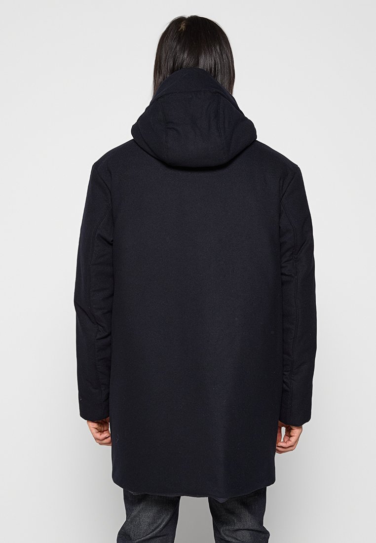 Schwarze Kapuzenjacke mit schlichter Gestaltung, featuring einer glatten Textur und geradem Schnitt, der bis zur Mitte des Oberschenkels reicht.