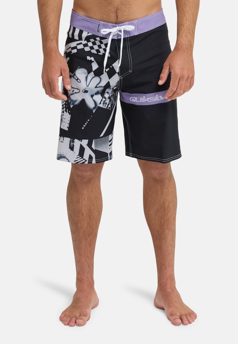 Zwarte boardshorts met een paarse tailleband, voorzien van een grafisch ontwerp met zwart-witte patronen, merknaam en een trekkoordsluiting.