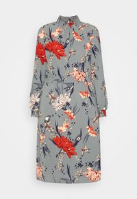 Sukienka w kwiaty na szarym tle, z czerwonymi i różowymi kwiatami, długimi rękawami, marszczonym dekoltem i talią podkreśloną.