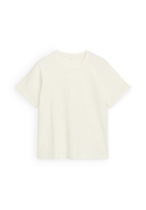 Effen off-white katoenen T-shirt met korte mouwen en ronde hals, plat gelegd op een witte achtergrond.