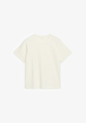 Effen off-white katoenen T-shirt met korte mouwen en ronde hals, plat gelegd op een witte achtergrond.
