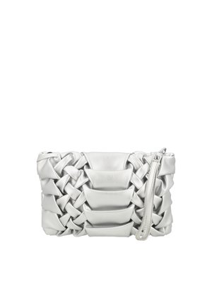 Silberne Leder-Clutch mit gewebter Textur, Reißverschlussverschluss und abnehmbarem Riemen. verfügt über glatte und gepolsterte Elemente für Tiefe.