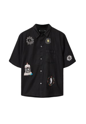 Juoda trumpomis rankovėmis marškiniai su sagutėmis, siuvinėtais baltais voratinkliais, geltonos spalvos viduriuku ramunėle, baltos spalvos saule, klasikinio pastato ir floristiniu taikos ženklu.