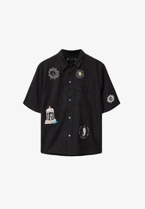 Cămașă neagră cu mâneci scurte, cu nasturi, având brodate un păianjen alb pe pânză, o margaretă cu centru galben, un soare alb, o clădire clasică și modele florale ale unui semn al păcii.