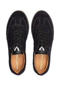 Zapatillas de ante navy con cordones negros, superficie texturada y plantillas marrones en contraste. Cuenta con un logo en la lengua y costuras decorativas.