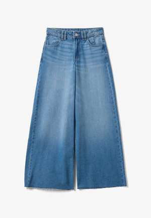 Vaqueros azules claros de pierna ancha con cintura alta, trabillas para cinturón, bolsillos delanteros y detalles de dobladillo sin rematar.