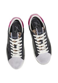 Sneakers neri e grigi con accenti in stampa leopardata, lacci bianchi e punta in camoscio. Dettagli rosa sul tallone. Materiali lisci e texturizzati.