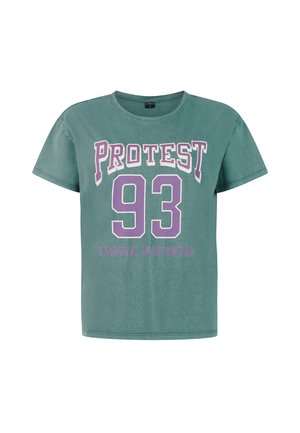 Groen T-shirt met korte mouwen met tekst "PROTEST 93" en "ORIGINAL SPORTSWEAR" in paars en wit op de voorkant.