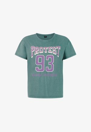 Groen T-shirt met korte mouwen met tekst "PROTEST 93" en "ORIGINAL SPORTSWEAR" in paars en wit op de voorkant.