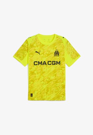 Gul Puma sporttröja med abstrakt mönster, svart CMA CGM sponsorlogotyp och Olympique de Marseille-kre symbol på framsidan.