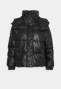 Chaqueta acolchada negra con acabado brillante, que presenta un cuello alto, botones a presión, dos bolsillos laterales y puños elásticos.