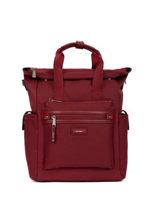 Zaino rosso in nylon con due manici corti, una tasca frontale con zip, tasche laterali e una tracolla staccabile. Caratterizzato da una texture liscia e un design elegante.