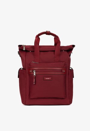 Zaino rosso in nylon con due manici corti, una tasca frontale con zip, tasche laterali e una tracolla staccabile. Caratterizzato da una texture liscia e un design elegante.