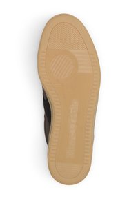 Braune Sneakerlaufsohle mit einem strukturierten Gummigriffmuster und erhöhten runden Akzenten. Verfügt über eine tanfarbene, flexible Sohle mit Markenlogo.