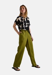 Monoprix TAILLE SEMI-ÉLASTIQUÉE UNI EN  - Pantalon classique - guacamole