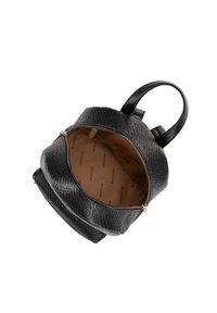 Schwarzer, strukturierten Rucksack mit einem oberen Reißverschluss, Ledergriffen und einem beigen Innenraum mit wiederholter Markenkennzeichnung.