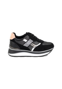 Sneakers in rete nera con dettagli in suede. Presentano una suola piatta, dettagli grigi e argentei, e un tallone imbottito per il supporto.