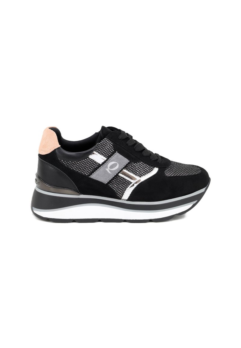 Sneakers in rete nera con dettagli in suede. Presentano una suola piatta, dettagli grigi e argentei, e un tallone imbottito per il supporto.