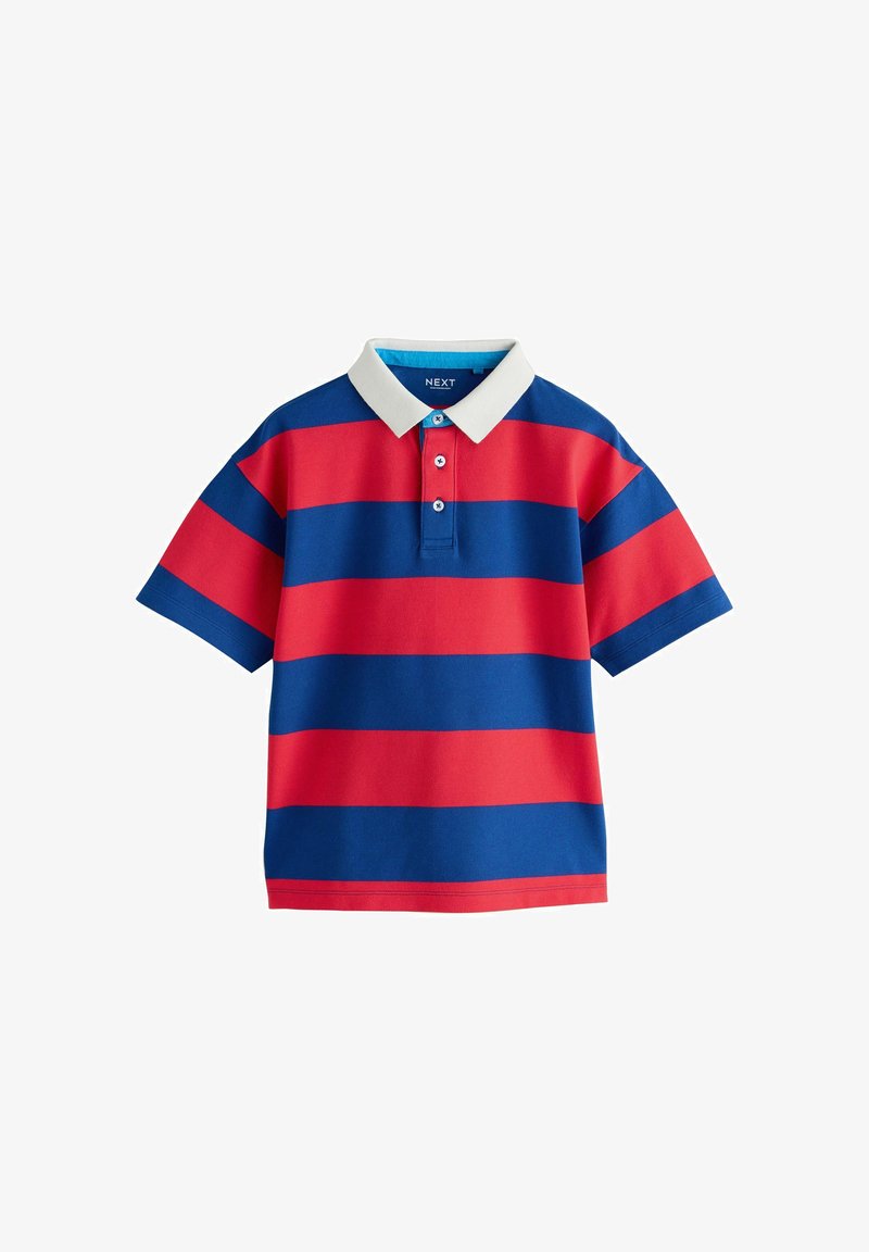 Polo à manches courtes avec larges rayures horizontales rouges et bleu marine et un col blanc, patte de boutonnage à trois boutons sur le devant au centre.