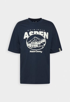 Granatowy t-shirt z białym tekstem "ORIGINALS ASPEN Pitkin County" i grafiką góry oraz chaty na środku.