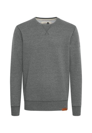 Grå sweatshirt lavet af blødt materiale, med rund halsudskæring, ribbede manchetter og en lille læderdetalje nær kanten.