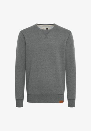 Grå sweatshirt lavet af blødt materiale, med rund halsudskæring, ribbede manchetter og en lille læderdetalje nær kanten.