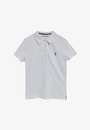 Biała koszulka polo z krótkim rękawem, pięcioma guzikami i małym granatowym logo golfisty wyszytym na lewej piersi.