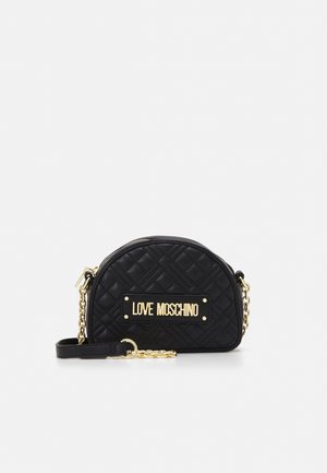 Czarna pikowana torebka na ramię w kształcie półksiężyca z złotym łańcuszkiem i złotą plakietką z logo „LOVE MOSCHINO” na przodzie.