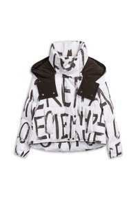 Veste matelassée avec un col haut, présentant un motif de texte abstrait noir et blanc, et des accents marron sur les épaules. Deux poches avant.