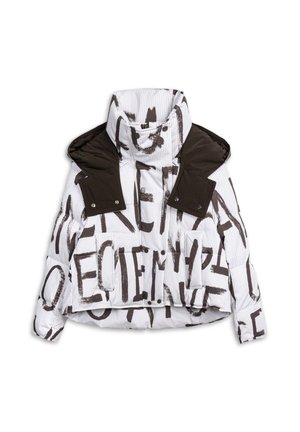 Prošívaná bunda s vysokým límcem, zdobená černobílým abstraktním textovým vzorem a hnědými akcenty na ramenou. Dvě přední kapsy.