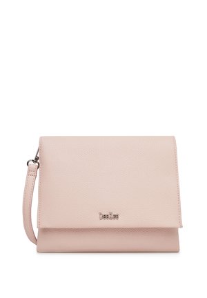 Světle růžové kožené psaníčko s texturou, překlápěcí klopou, zápěstním páskem a malým kovovým logem "DeeZee" uprostřed přední části.