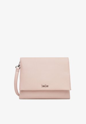 Clutch de cuero texturizado rosa claro con solapa plegable, correa para la muñeca y pequeño logo metálico «DeeZee» centrado en el frente.